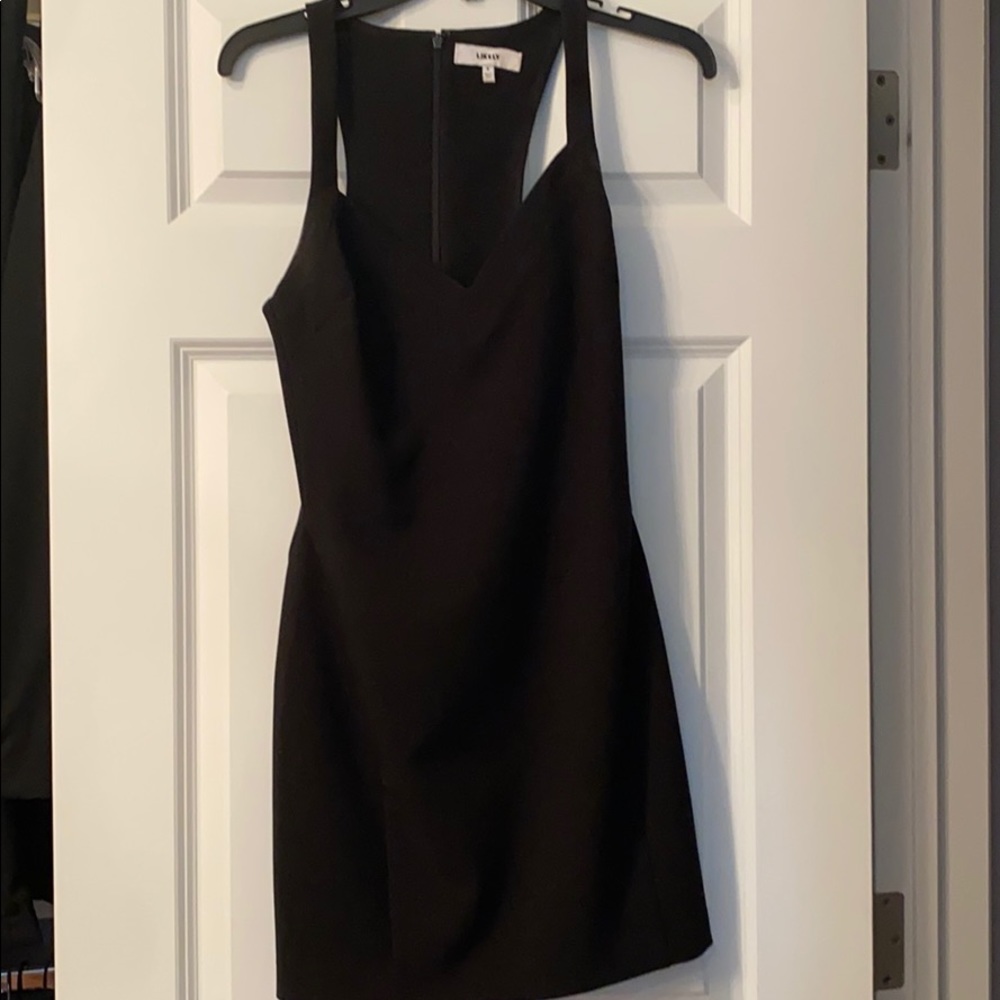 LBD w/ a sweetheart neckline. Sexy & flattering!